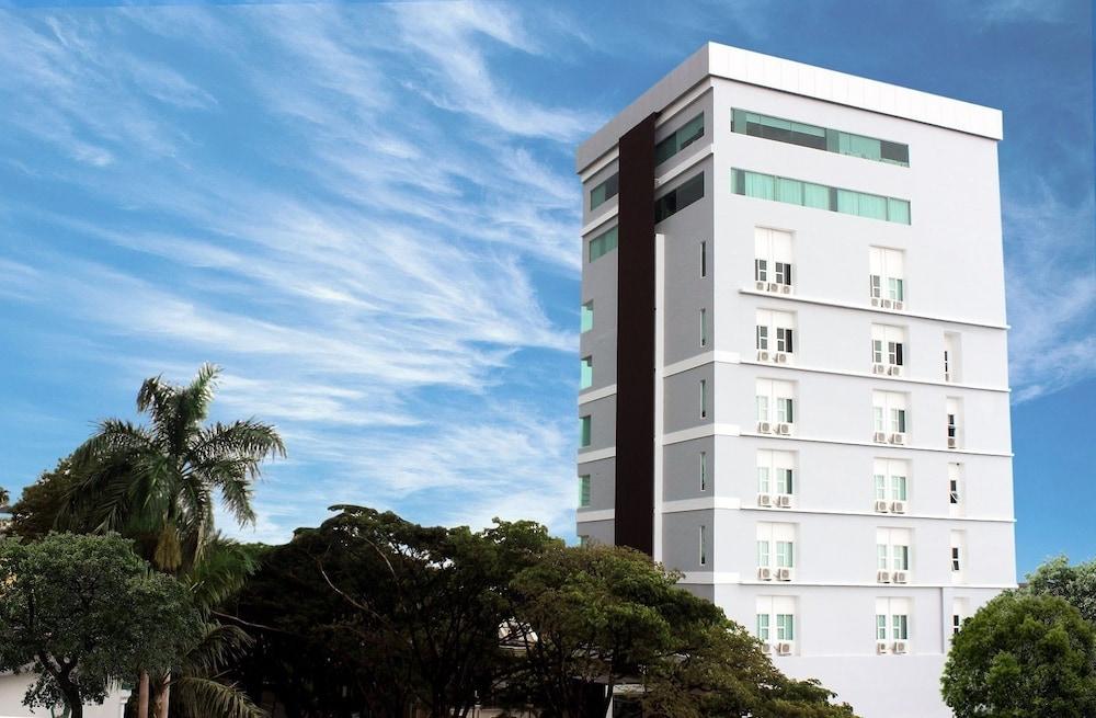 Demelia Hotel マカッサル エクステリア 写真