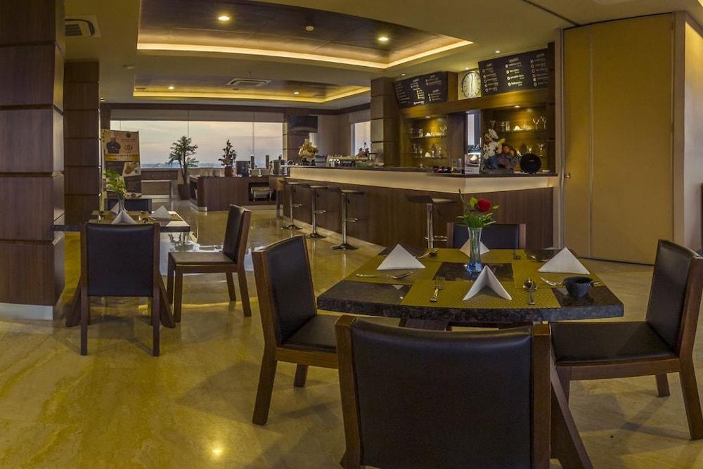 Demelia Hotel マカッサル エクステリア 写真